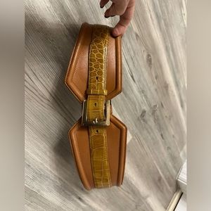 This Oscar de la Renta belt in size M and in excellent condition